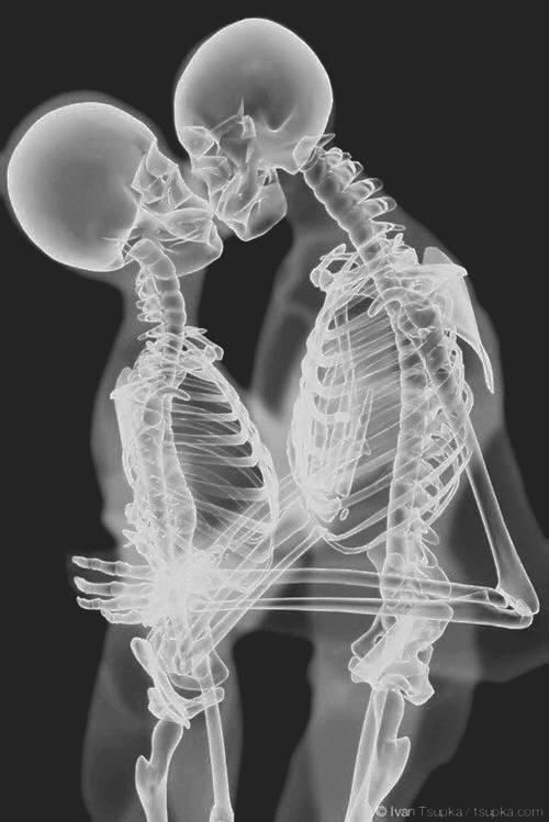 skeleton kiss